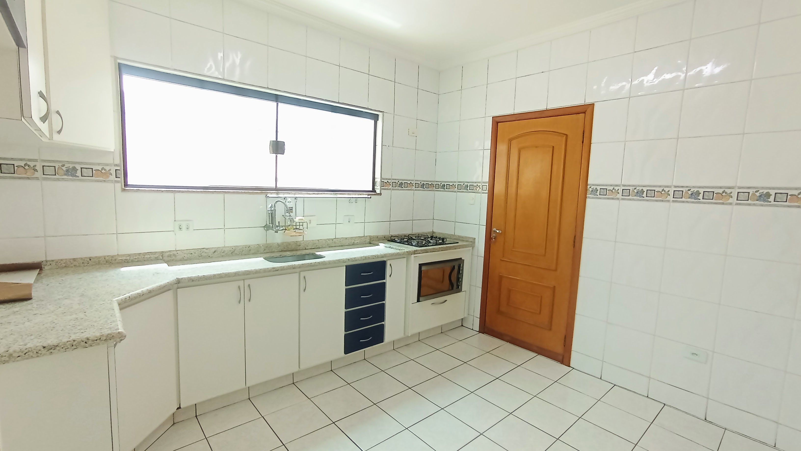 Casa à venda com 3 dormitórios no Condomínio Taubaté Village em Taubaté/SP.