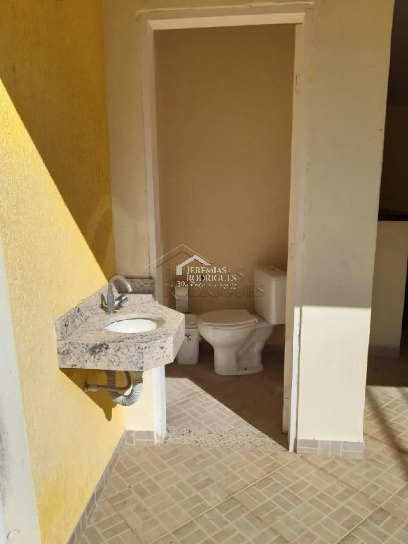 Casa à venda com 3 dormitórios no Condomínio Jatobá em Tremembé/SP.