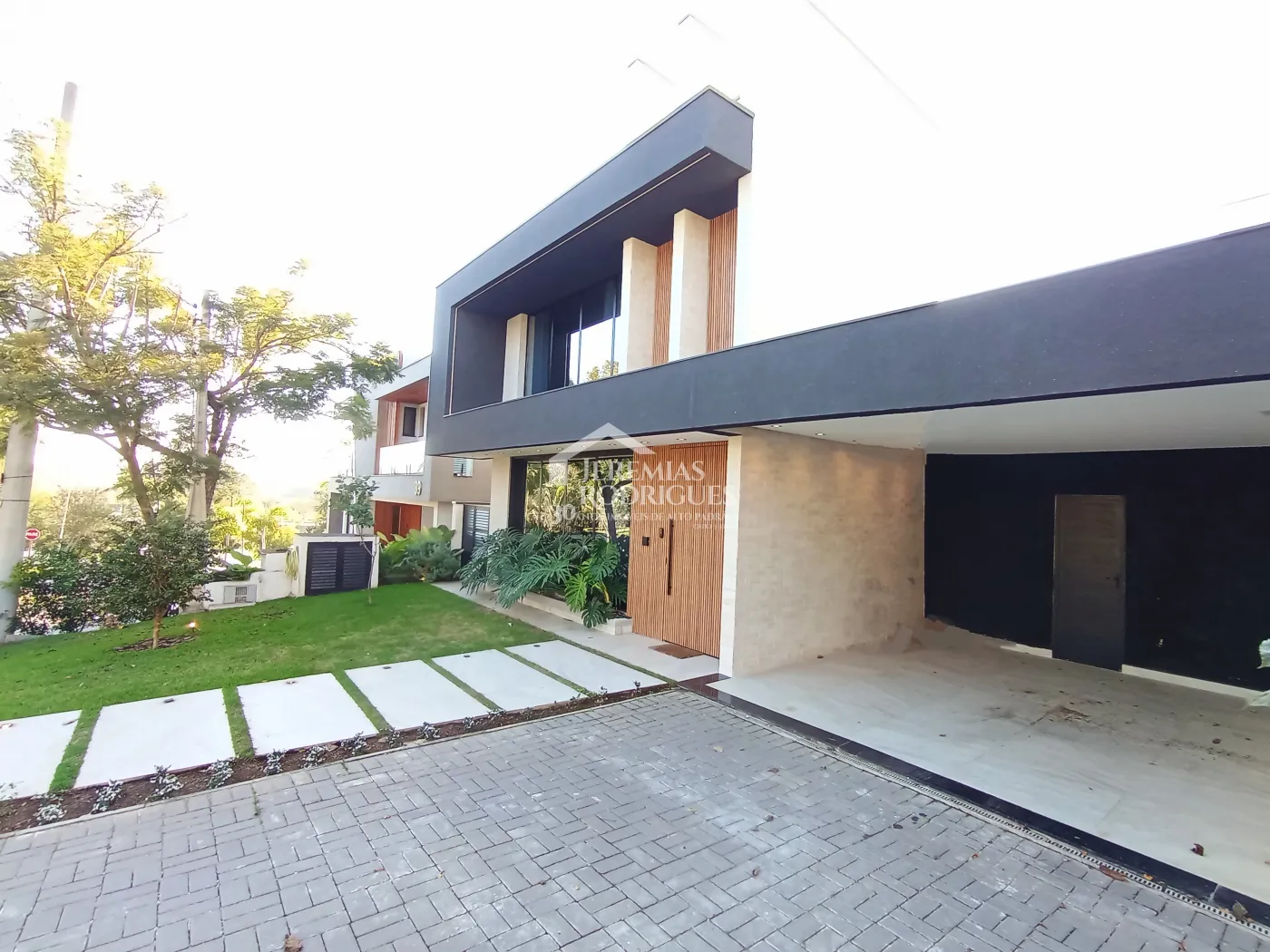 Casa à venda com 5 dormitórios no Condomínio Reserva dos Lagos em Pindamonhangaba/SP.