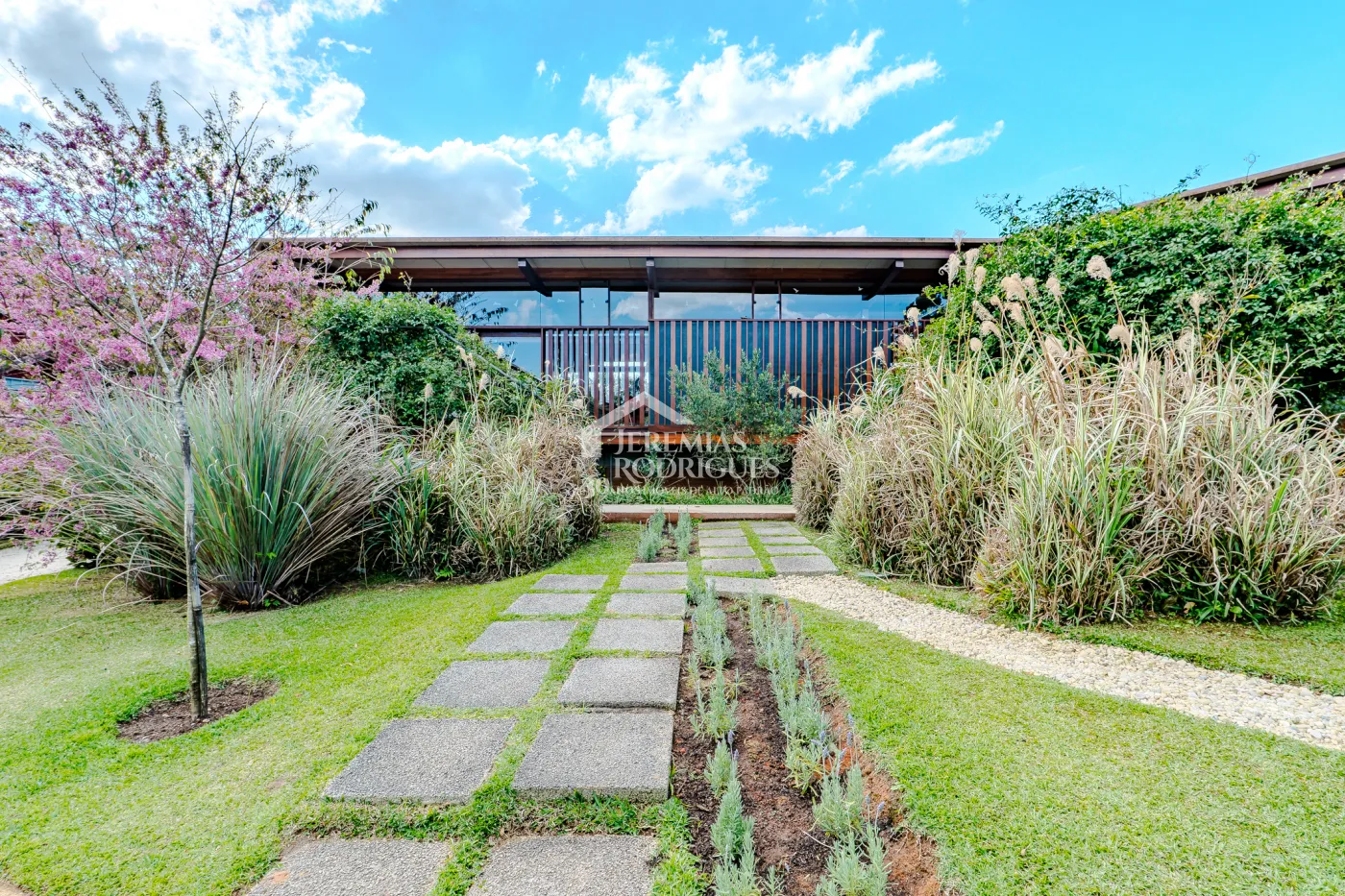 Mansão à venda com 4 suítes no Condomínio Parque da Mantiqueira em Santo Antônio do Pinhal/SP.