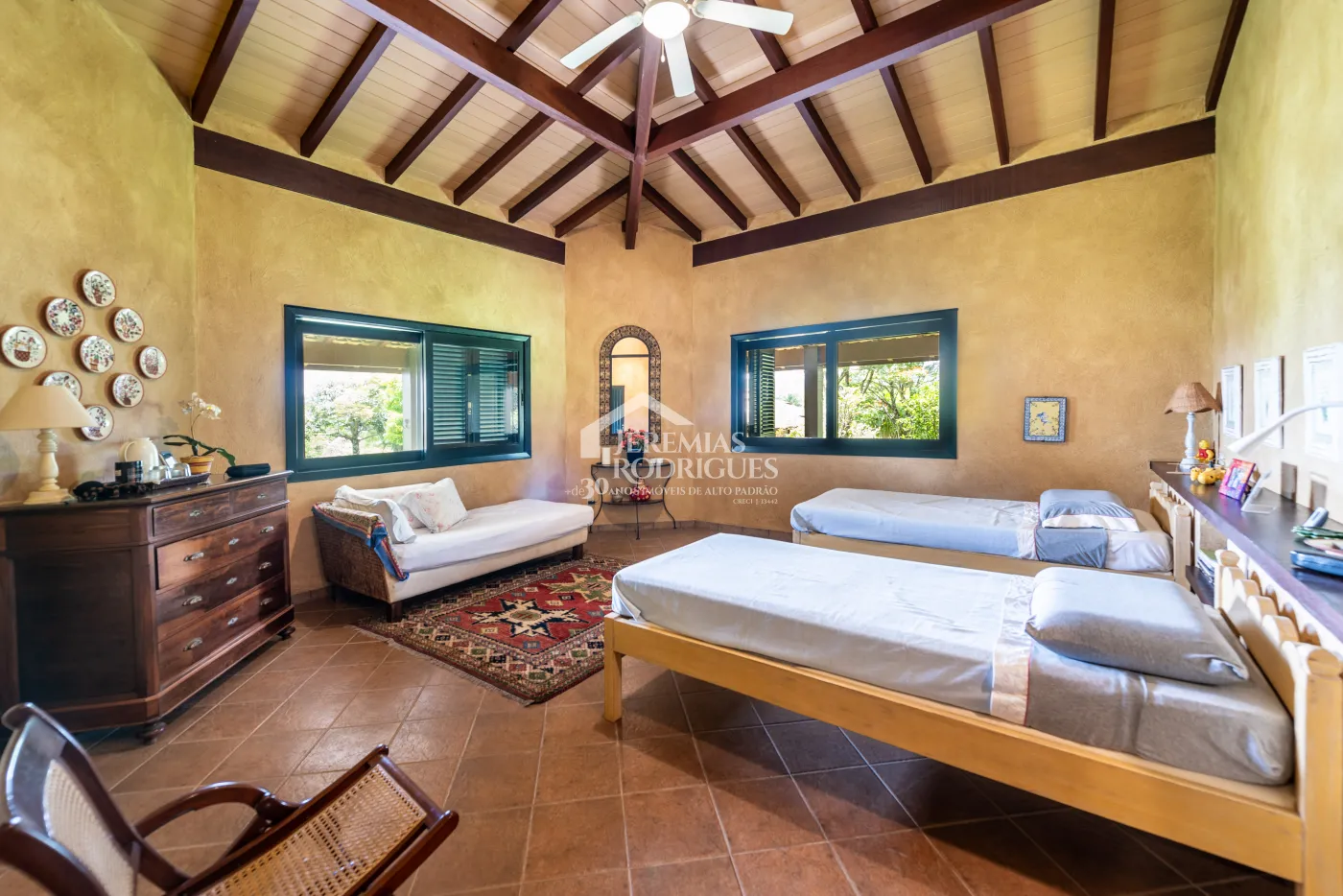 Sitio com 9 suítes, 2.600 m² - Piracaia/SP.