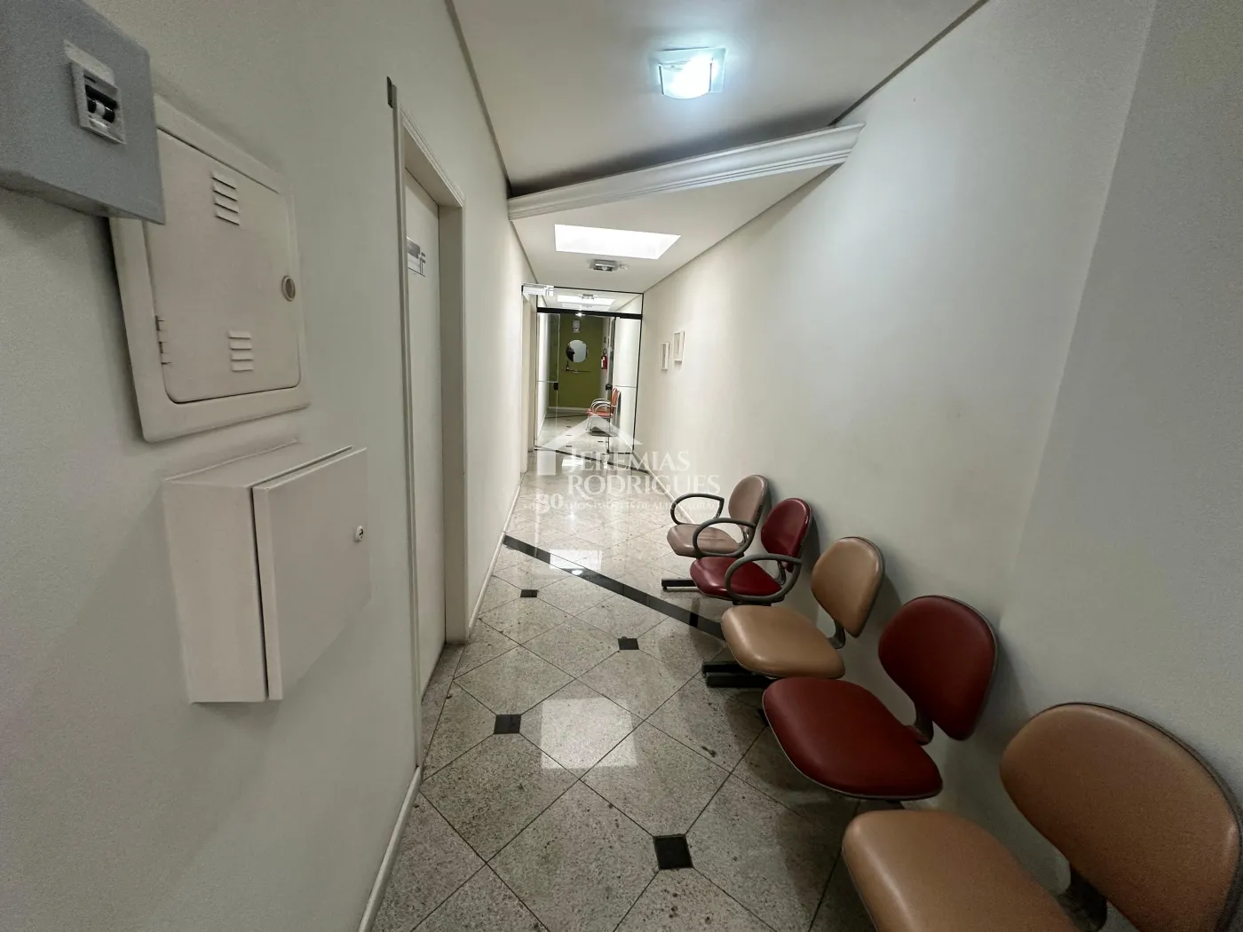 Sala comercial para locação com 34 m² no Centro de Pindamonhangaba/SP.