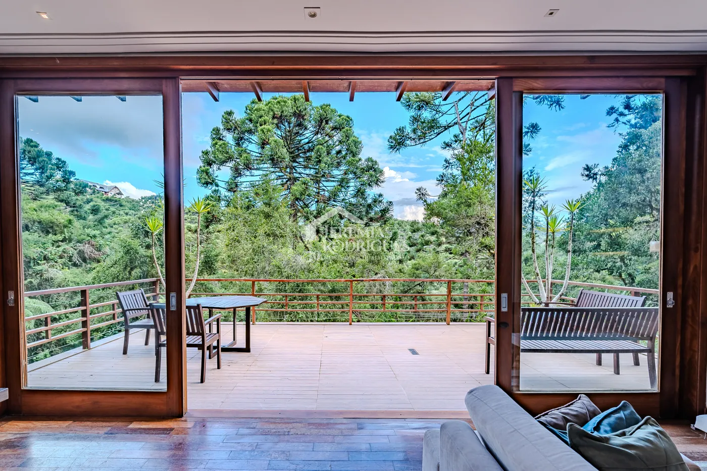 Casa para venda com 5 suítes no Condomínio Villandry em Campos do Jordão/SP