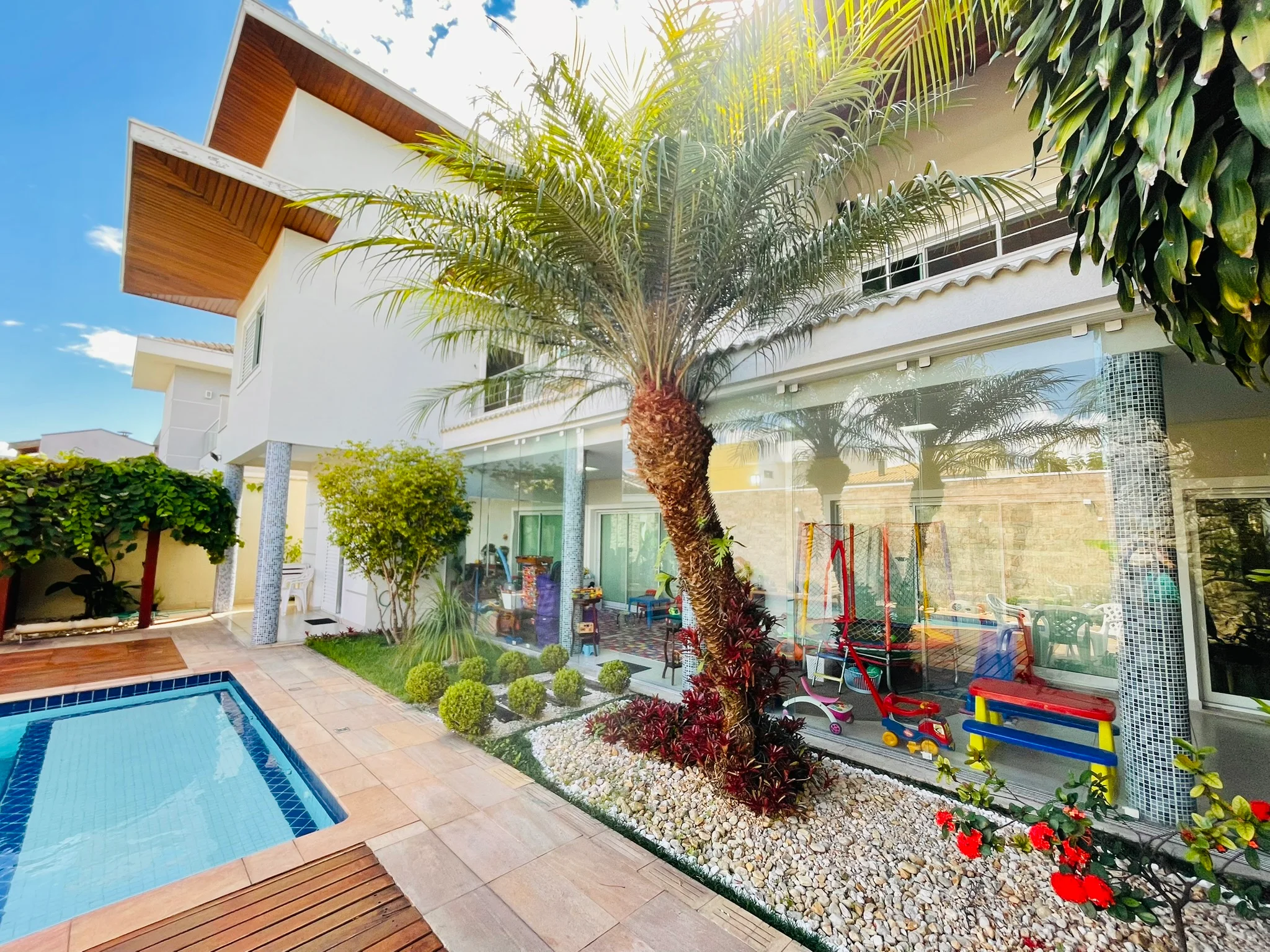 Casa à venda com 4 dormitórios no Condomínio Campos do Conde II em Tremembé/SP.