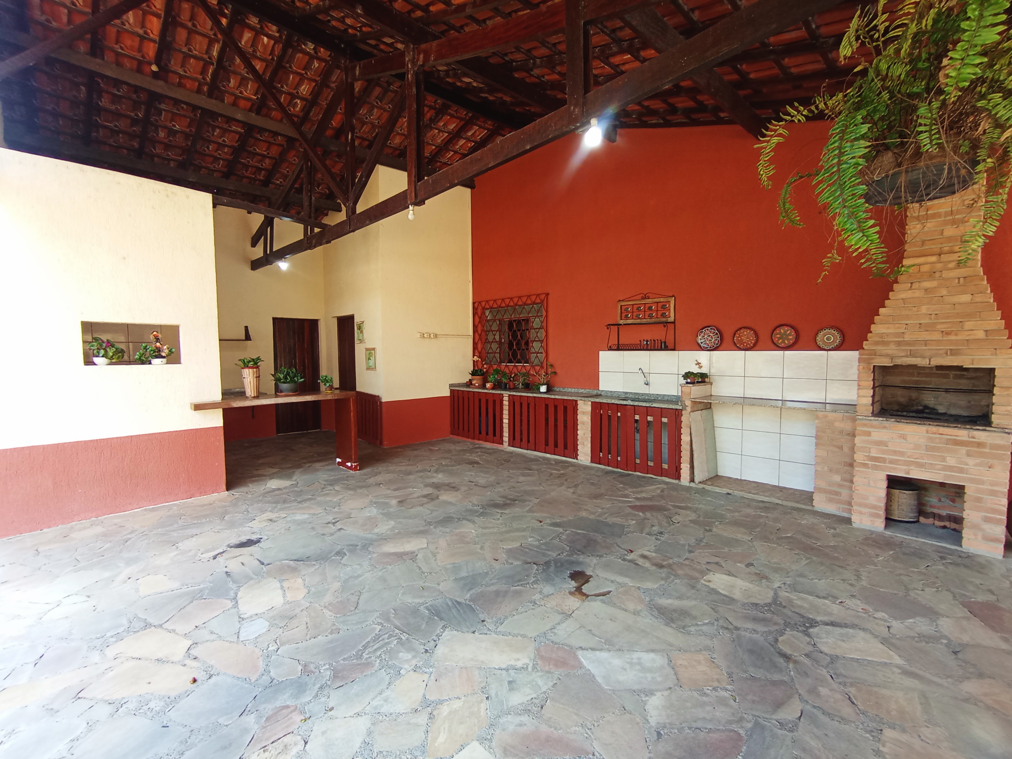 Chácara para venda e locação com 3 dormitórios no bairro Santana em Pindamonhangaba/SP.