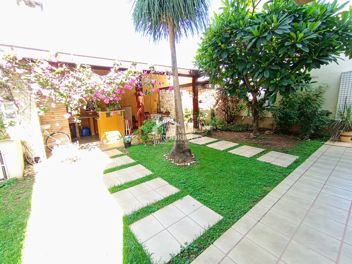 Casa assobradada à venda com 3 suítes no Condomínio Fortaleza em Taubaté/SP.