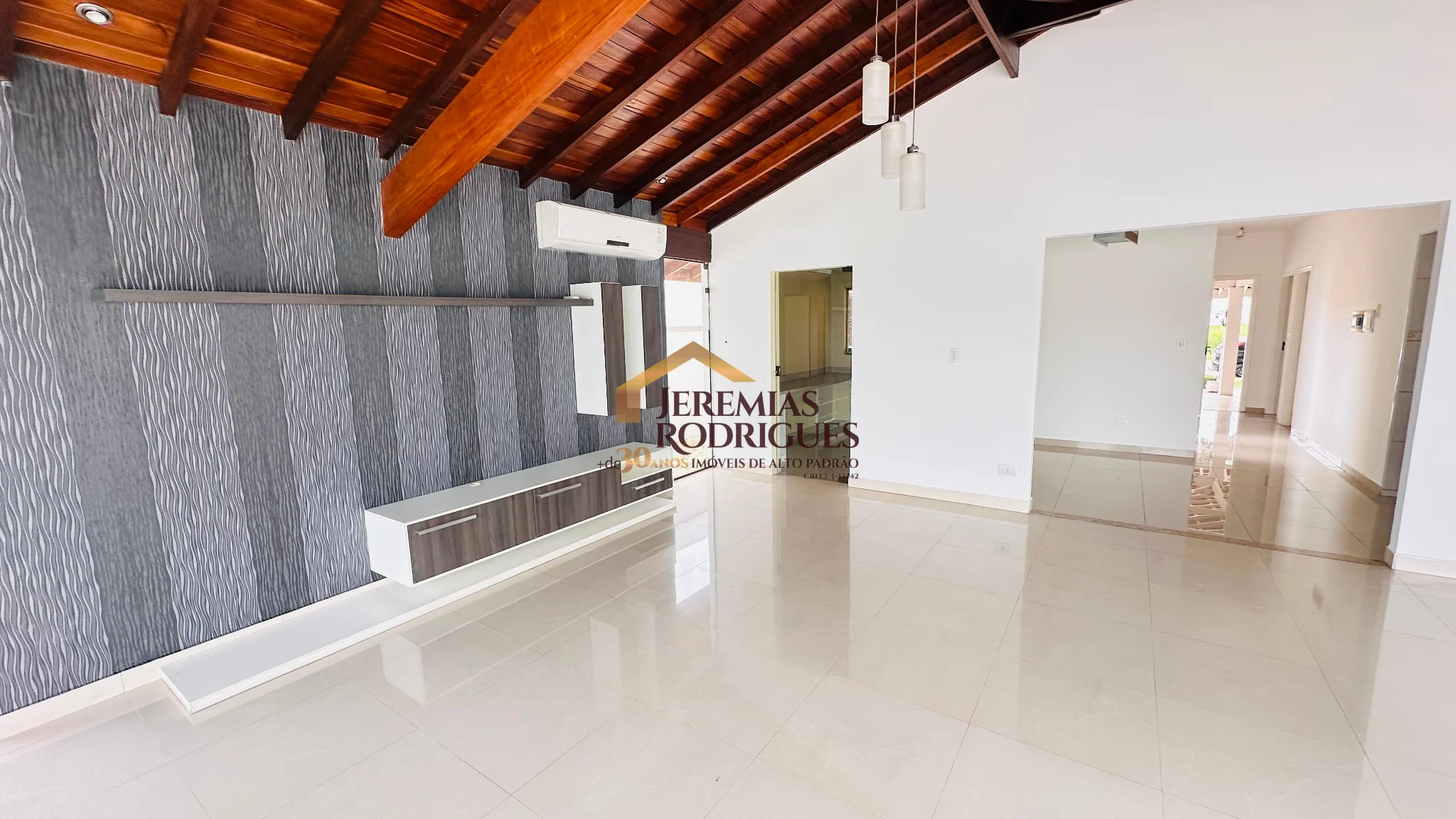 Casa para locação e venda no Condomínio Real Ville em Pindamonhangaba/SP.