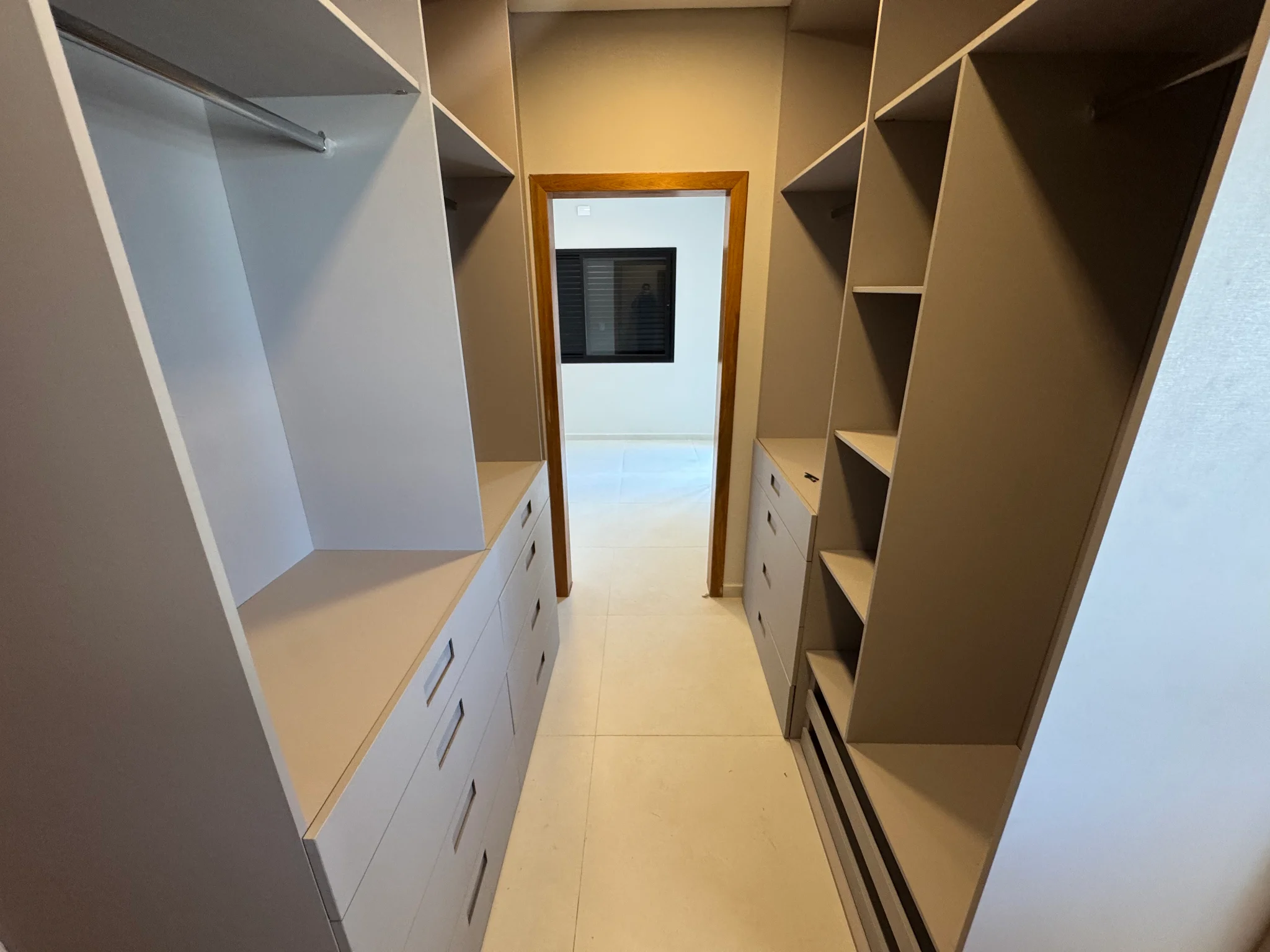 Casa à venda com 3 suítes no Condomínio Cataguá Way em Taubaté/SP.