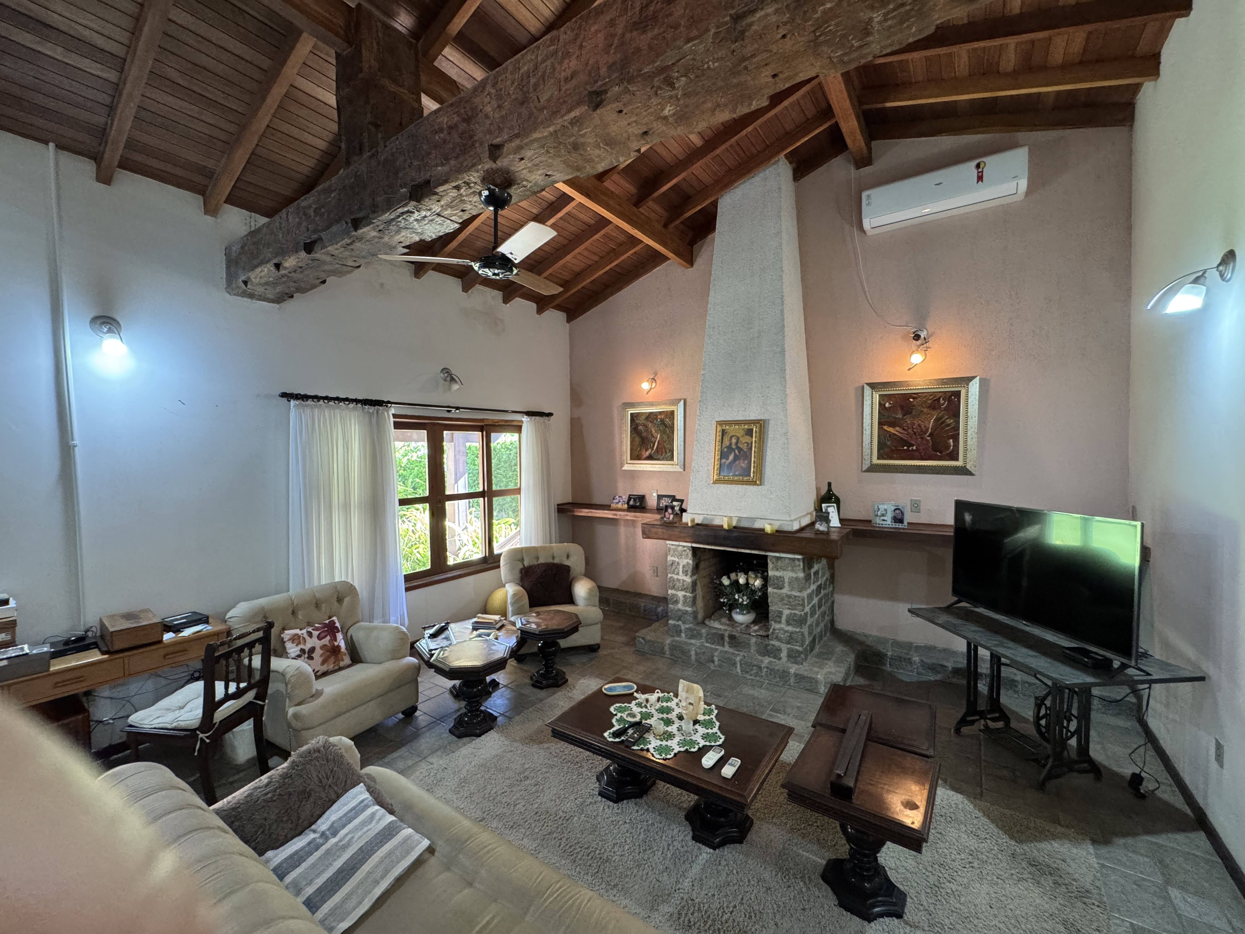 Casa à venda com 4 dormitórios no Condomínio Village Paineiras em Pindamonhangaba/SP.