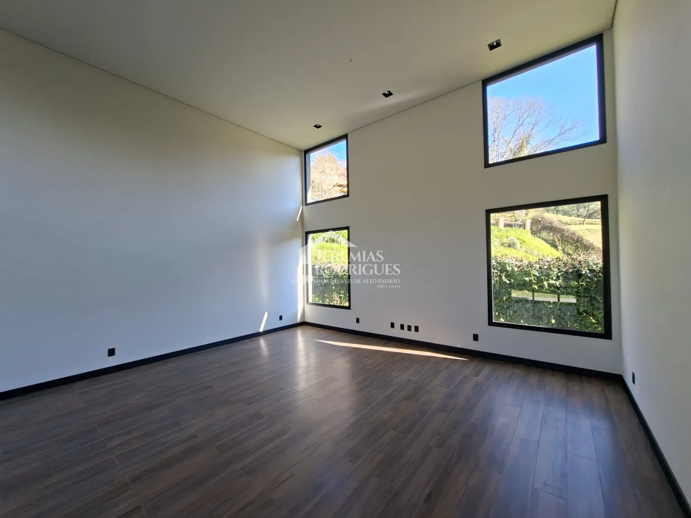 Casa à venda com 4 dormitórios, no Condomínio Parque da Mantiqueira em Santo Antônio do Pinhal/SP.