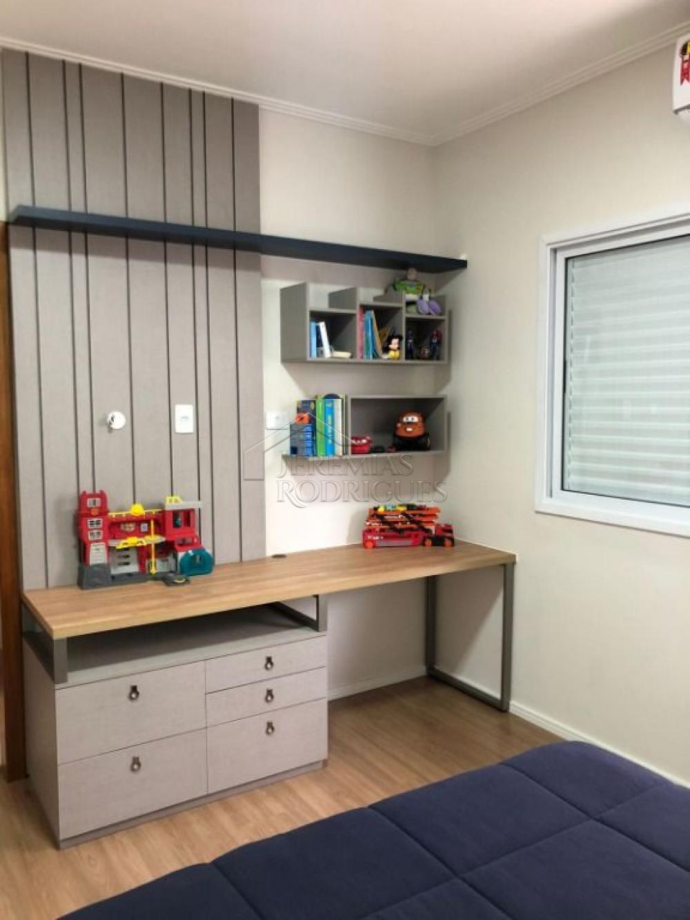 Casa à venda com 3 suítes no Condomínio Reserva dos Lagos em Pindamonhangaba/SP.