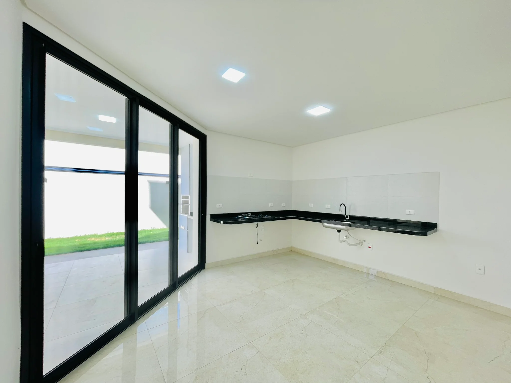 Casa com 3 dormitórios à venda no Condomínio Recanto Tropical em Taubaté/SP.