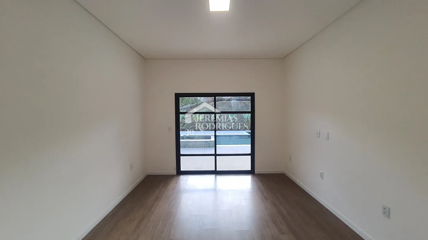 Casa à venda com 3 suítes no Condomínio Chácaras Cataguá em Taubaté/SP.