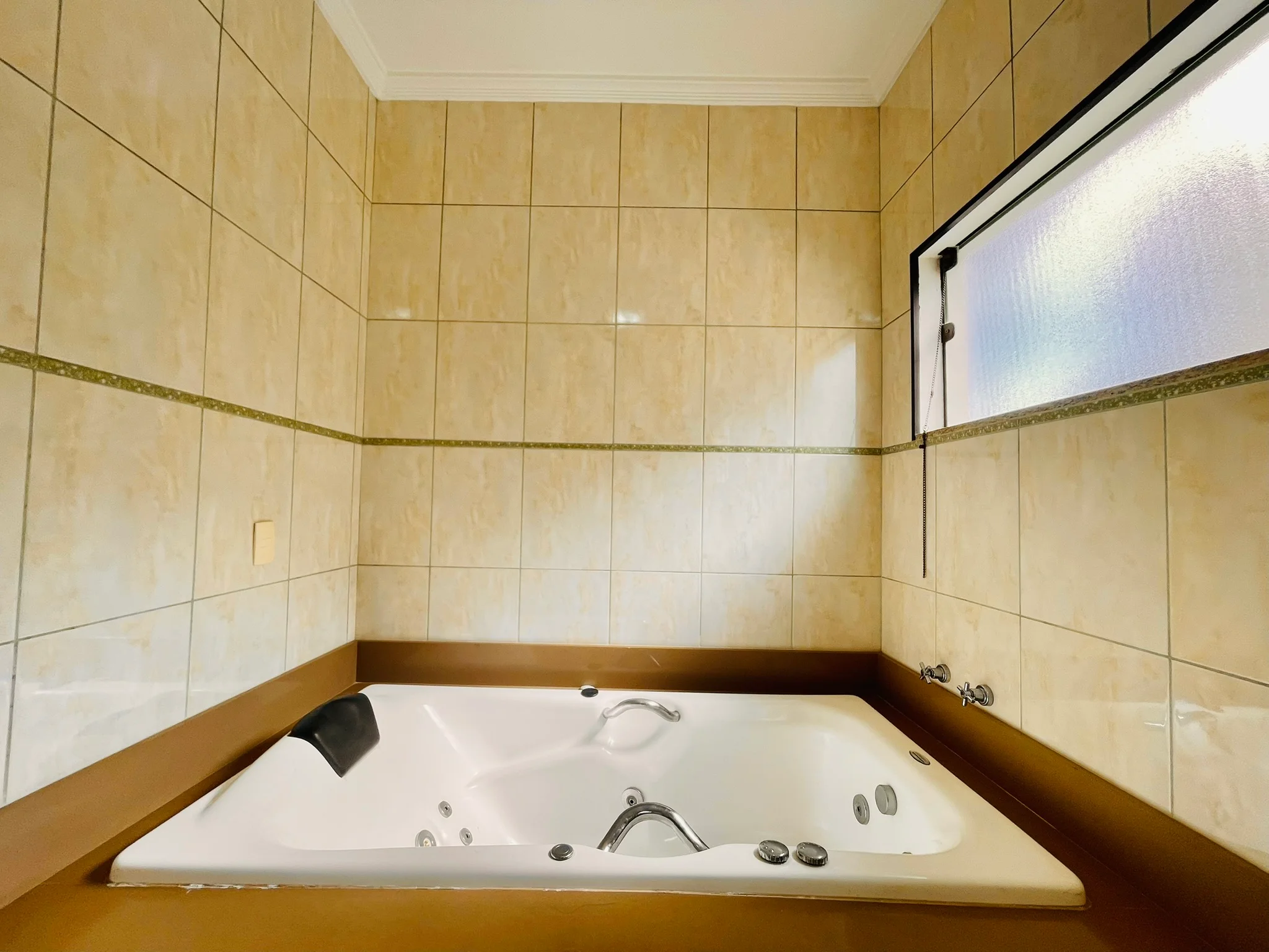 Casa à venda com 4 dormitórios no Condomínio Colonial Village I em Pindamonhangaba/SP. 