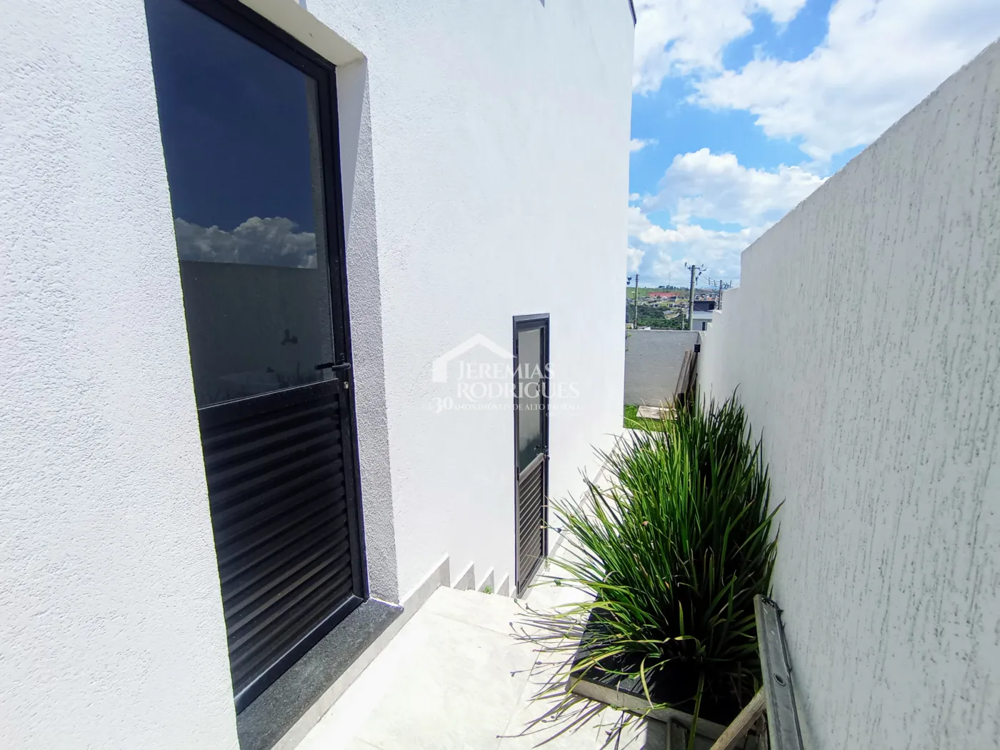 Casa assobradada à venda com 3 suítes no Condomínio Cyrela Landscape em Taubaté/SP.