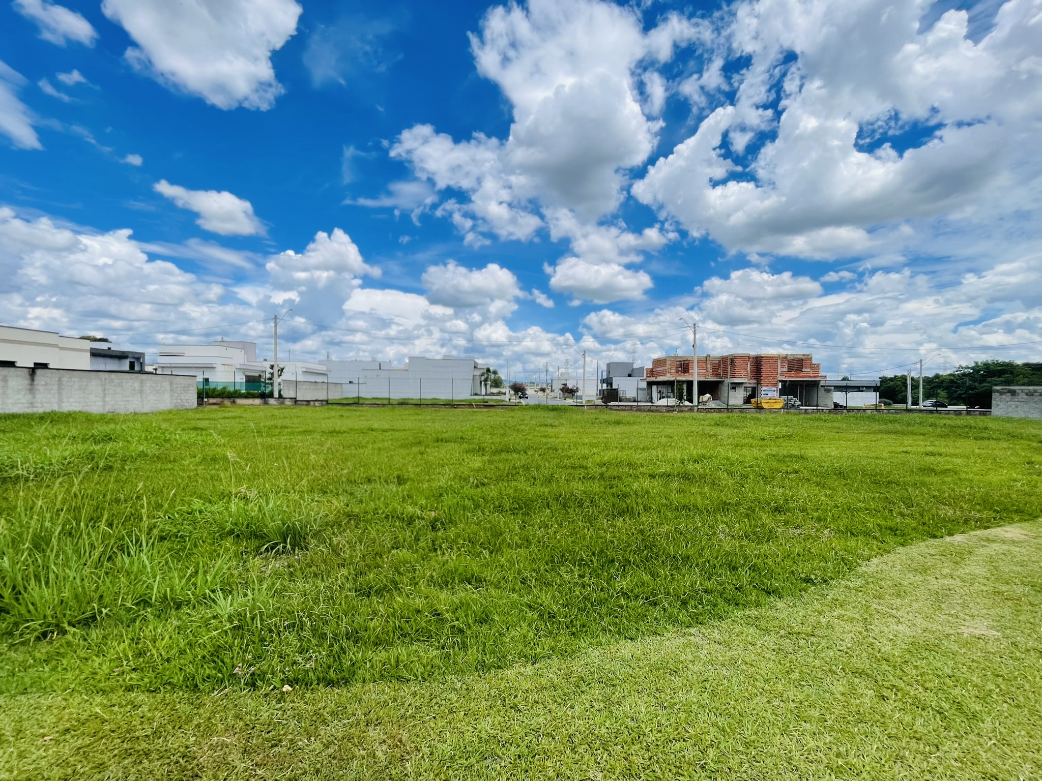 Terreno à venda com 420 m² no Condomínio Reserva Bonsucesso em Pindamonhangaba/SP. 