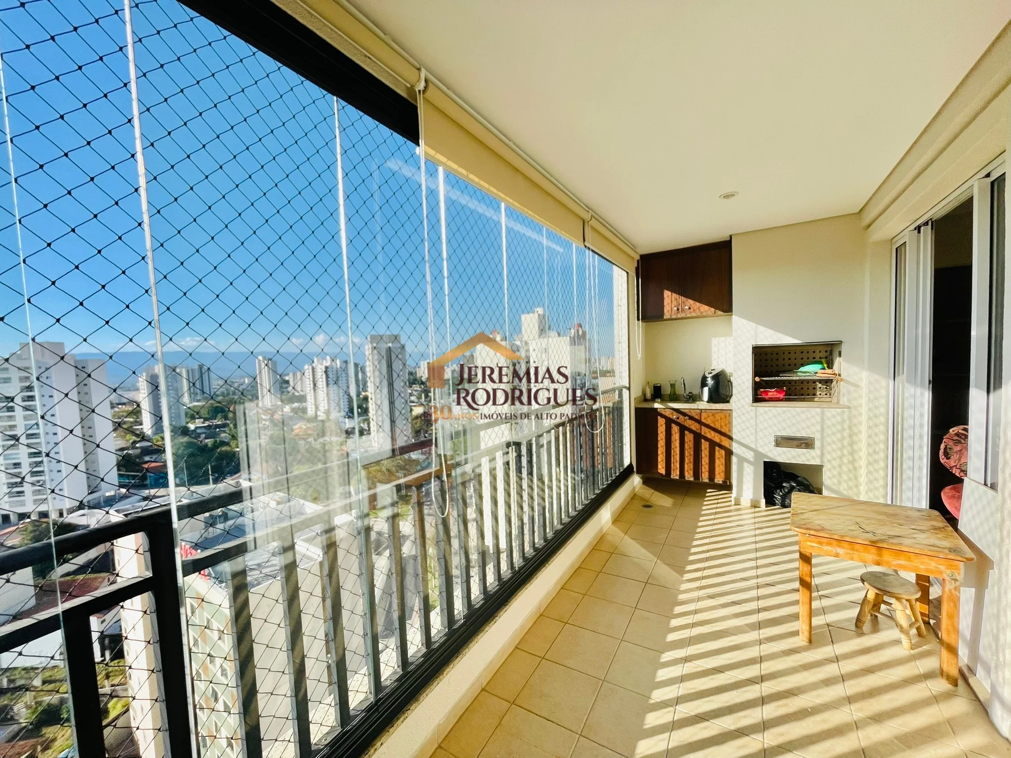 Apartamento à venda no Edifício Sauípe em Taubaté/SP.