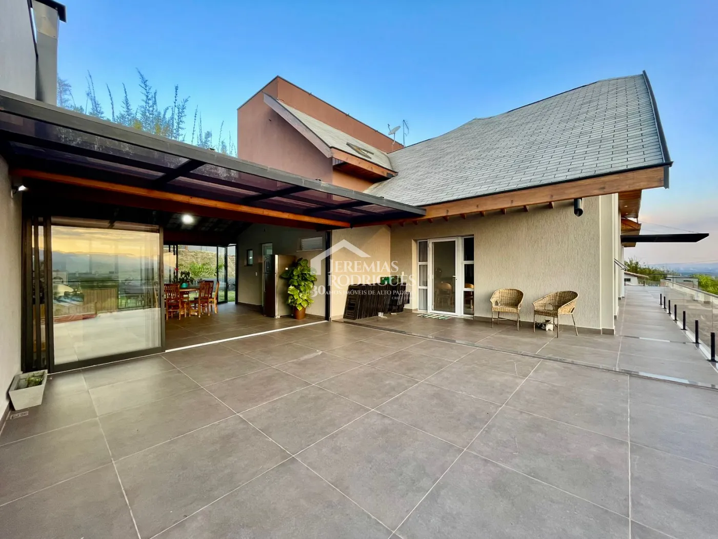 Casa à venda com 3 dormitórios no Condomínio Village da Serra em Tremembé/SP.