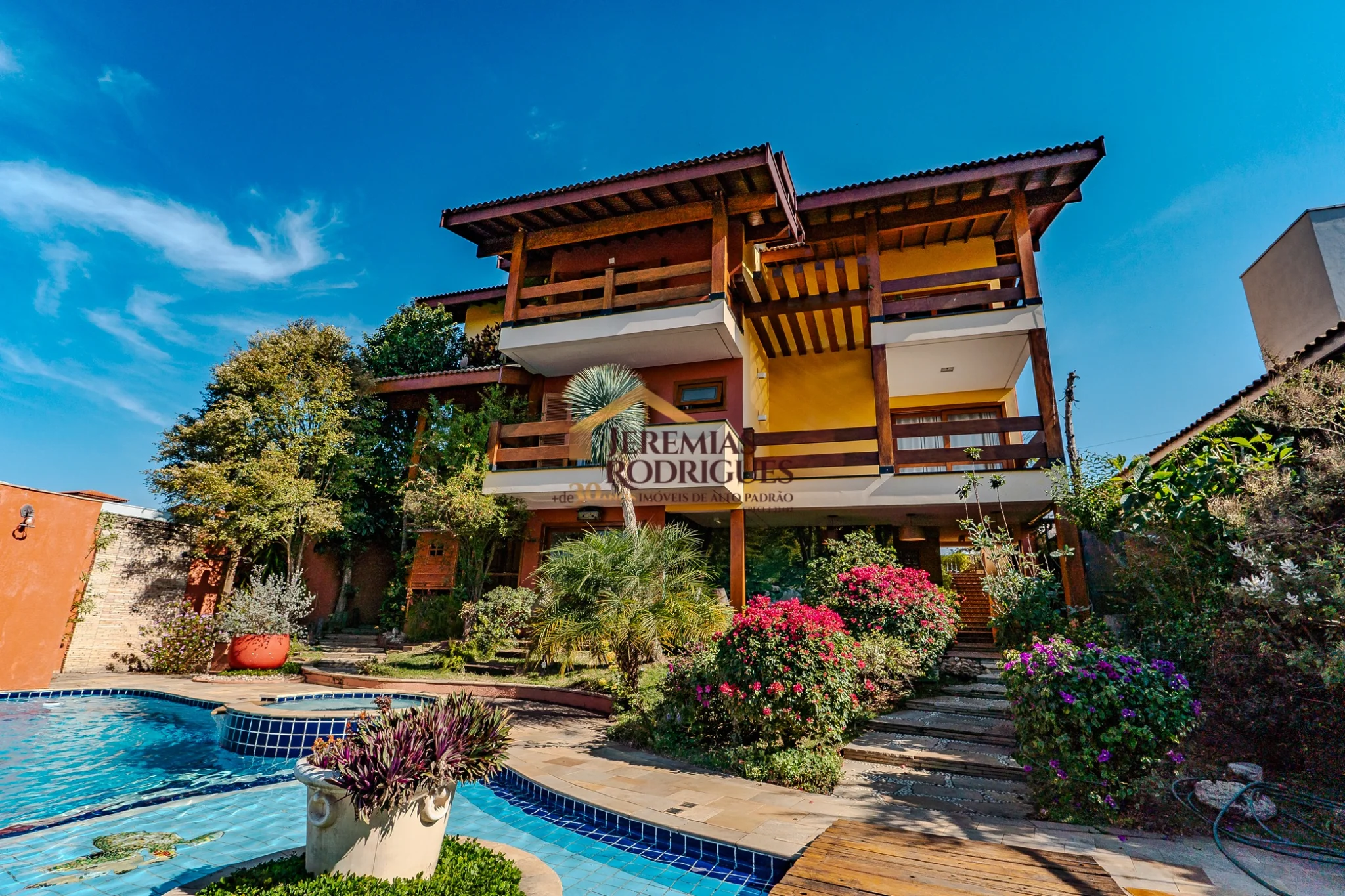 Casa à venda no Condomínio Colonial Village I em Pindamonhangaba/SP.