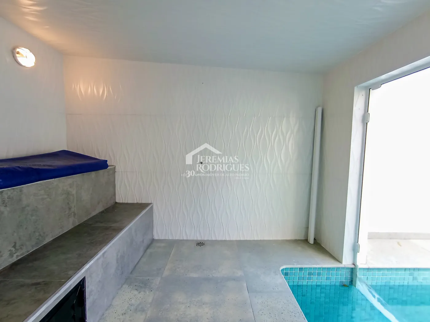 Casa à venda com 3 dormitórios no Condomínio Campos do Conde I em Tremembé/SP.