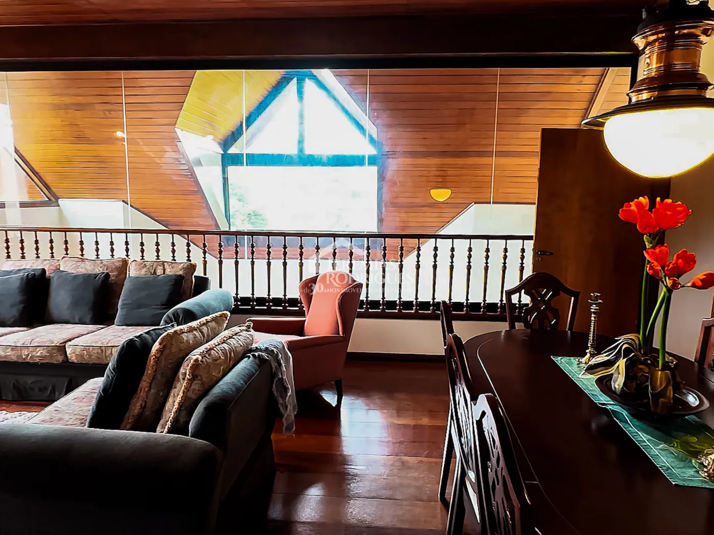 Casa à venda com 5 dormitórios no Condomínio Residencial Gran Ville em Campos do Jordão/SP.