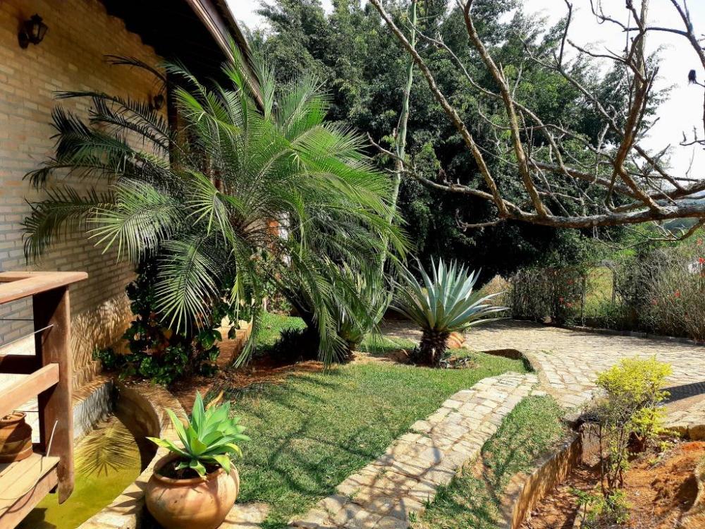 Casa à venda com 6 dormitórios no Condomínio Chácaras Cataguá em Taubaté/SP.