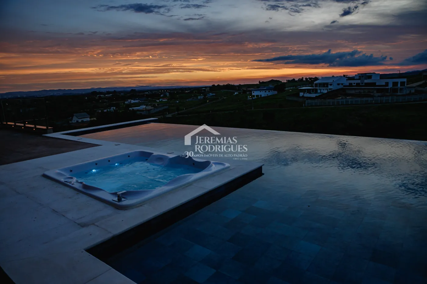 Casa com 3 suítes, 611 m² - Condomínio Village da Serra - Tremembé/SP