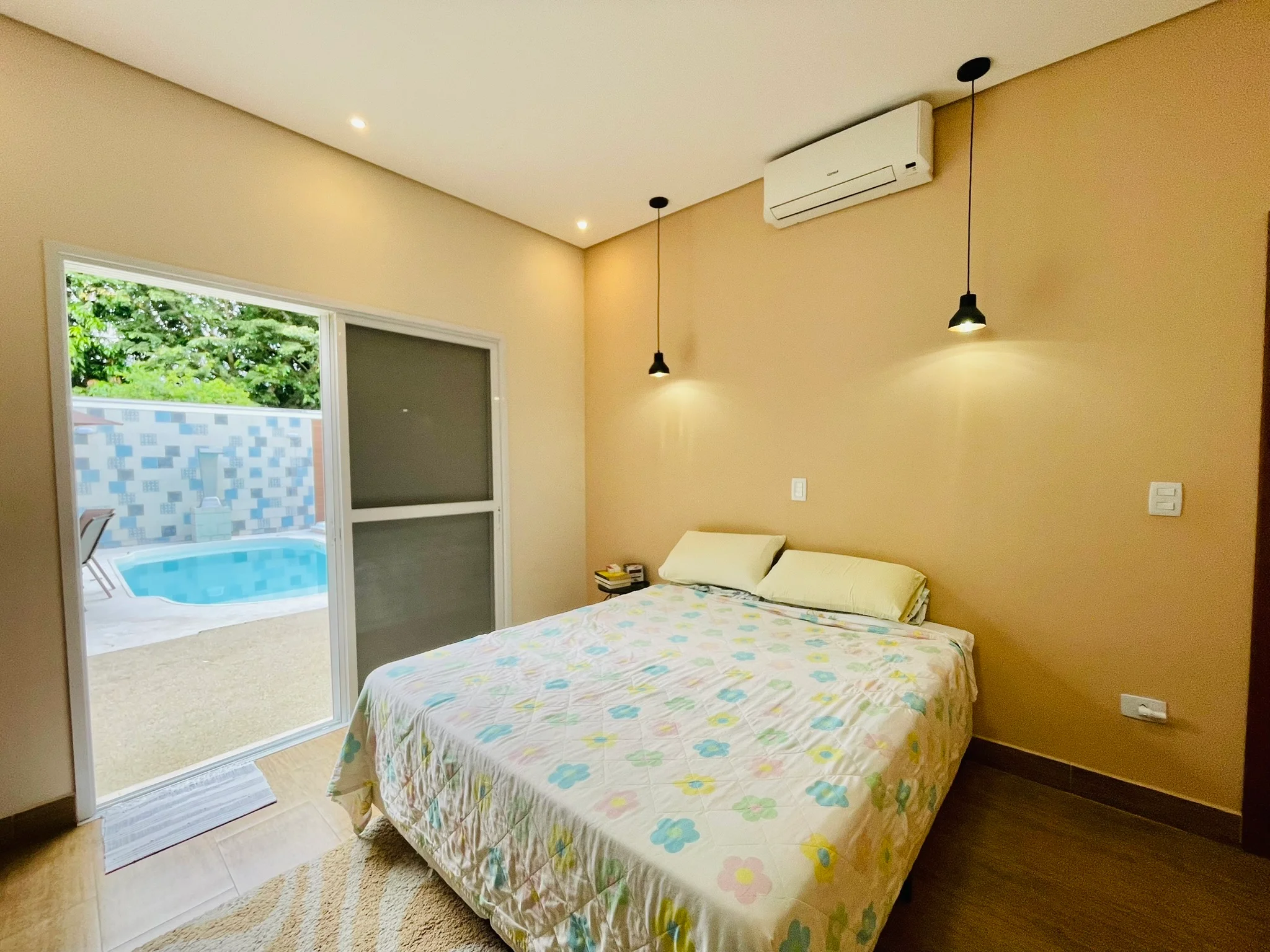 Casa à venda com 4 dormitórios no Condomínio Jardim Oásis em Taubaté/SP. 