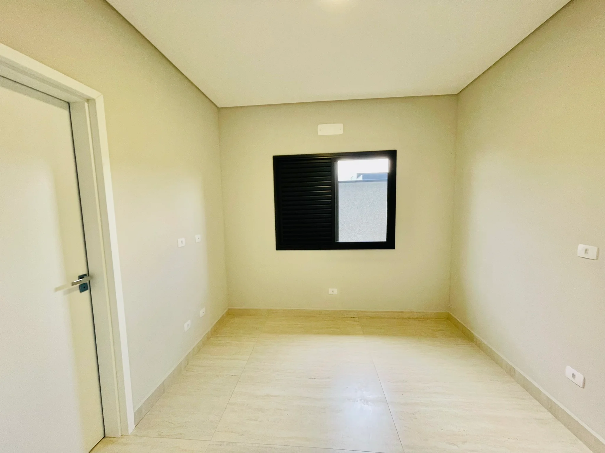 Casa à venda com 3 suítes no Condomínio Ouro Ville em Taubaté/SP. 