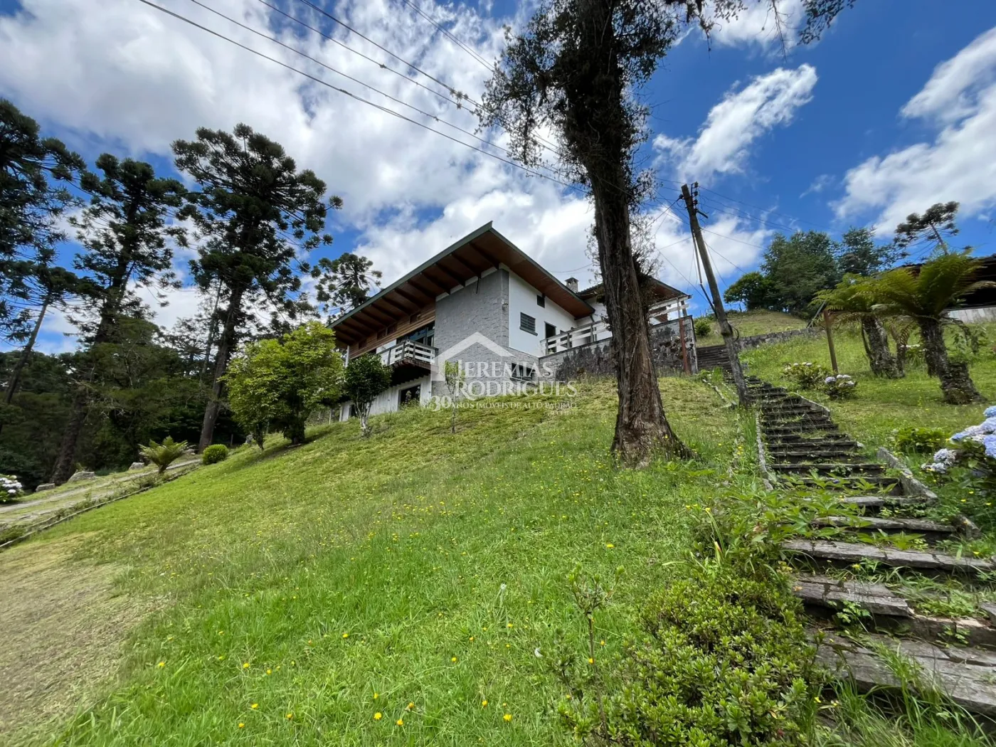 Casa para venda com 3 dormitórios no Jardim do Embaixador em Campos do Jordão/SP