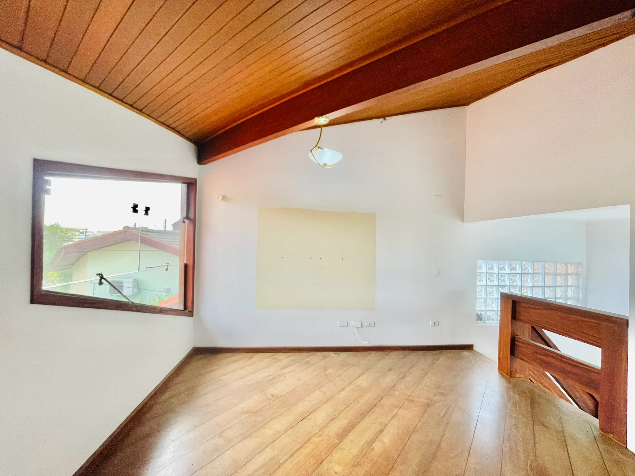 Casa para venda e locação no bairro Lessa em Pindamonhangaba/SP.