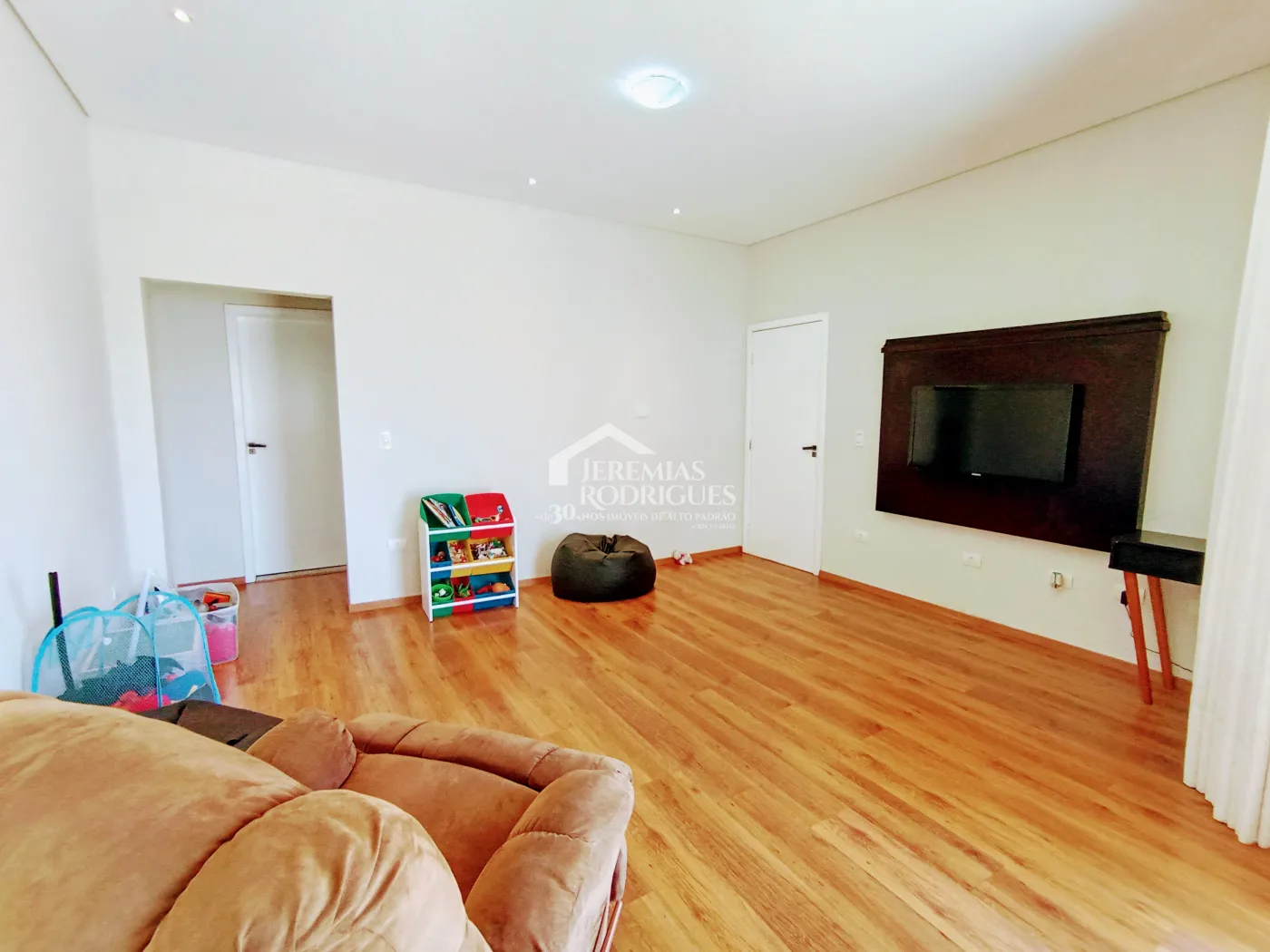 Casa à venda com 3 suítes no Condomínio Reserva dos Lagos em Pindamonhangaba/SP.