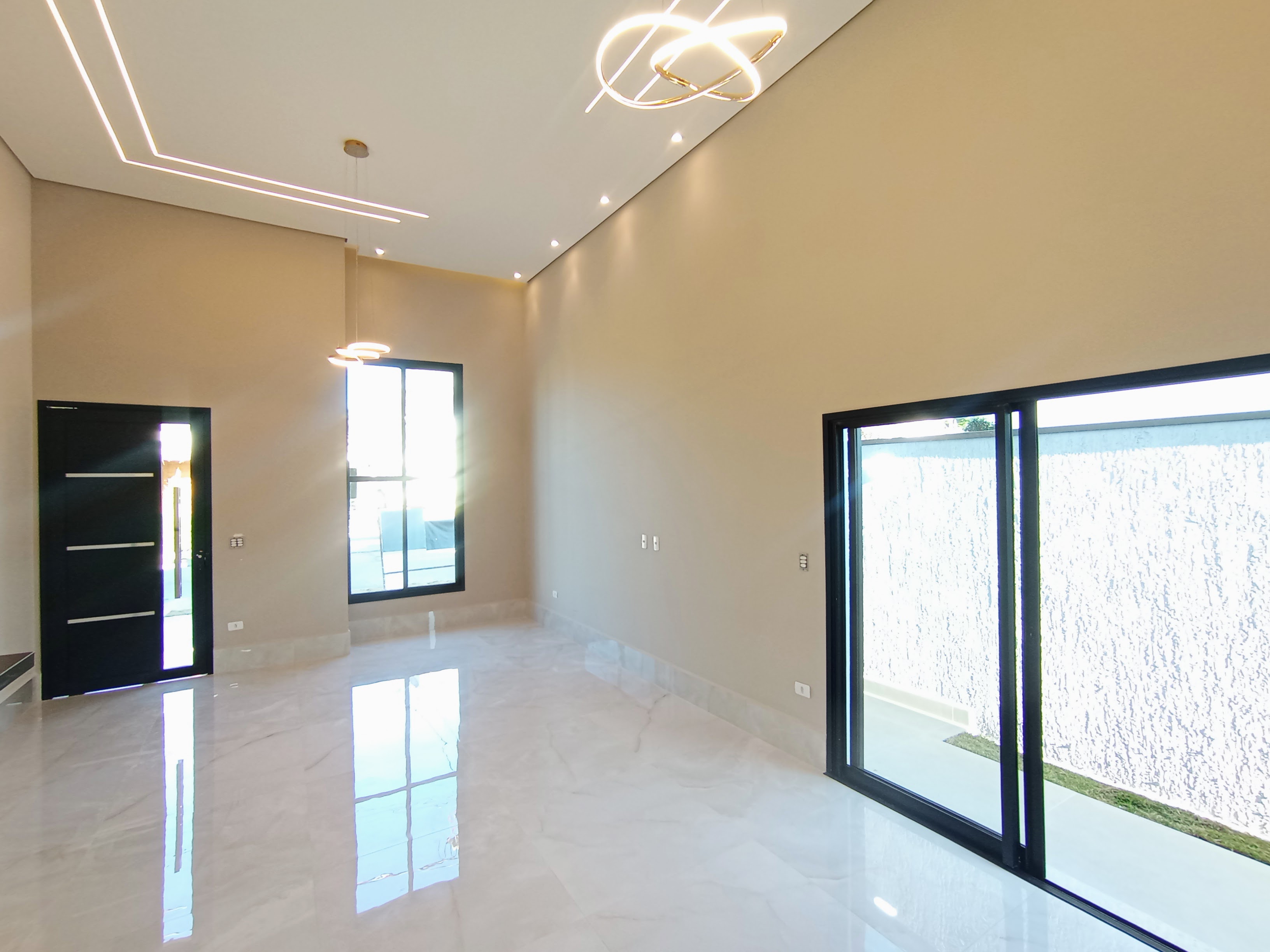 Casa à venda com 3 dormitórios no Condomínio Ouro Ville em Taubaté/SP.