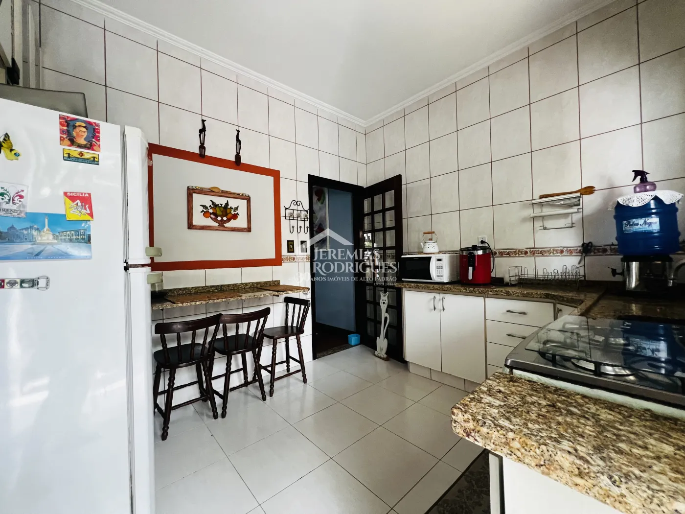 Casa à venda com 3 dormitórios no Condomínio Jardim das Hortênsias em Taubaté/SP.