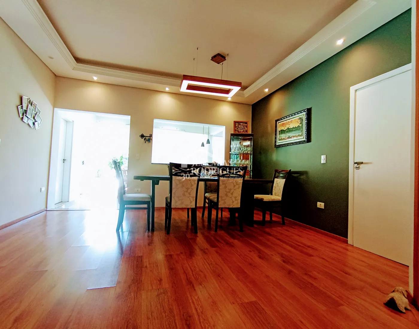 Casa à venda com 3 suítes no Condomínio Reserva dos Lagos em Pindamonhangaba/SP.