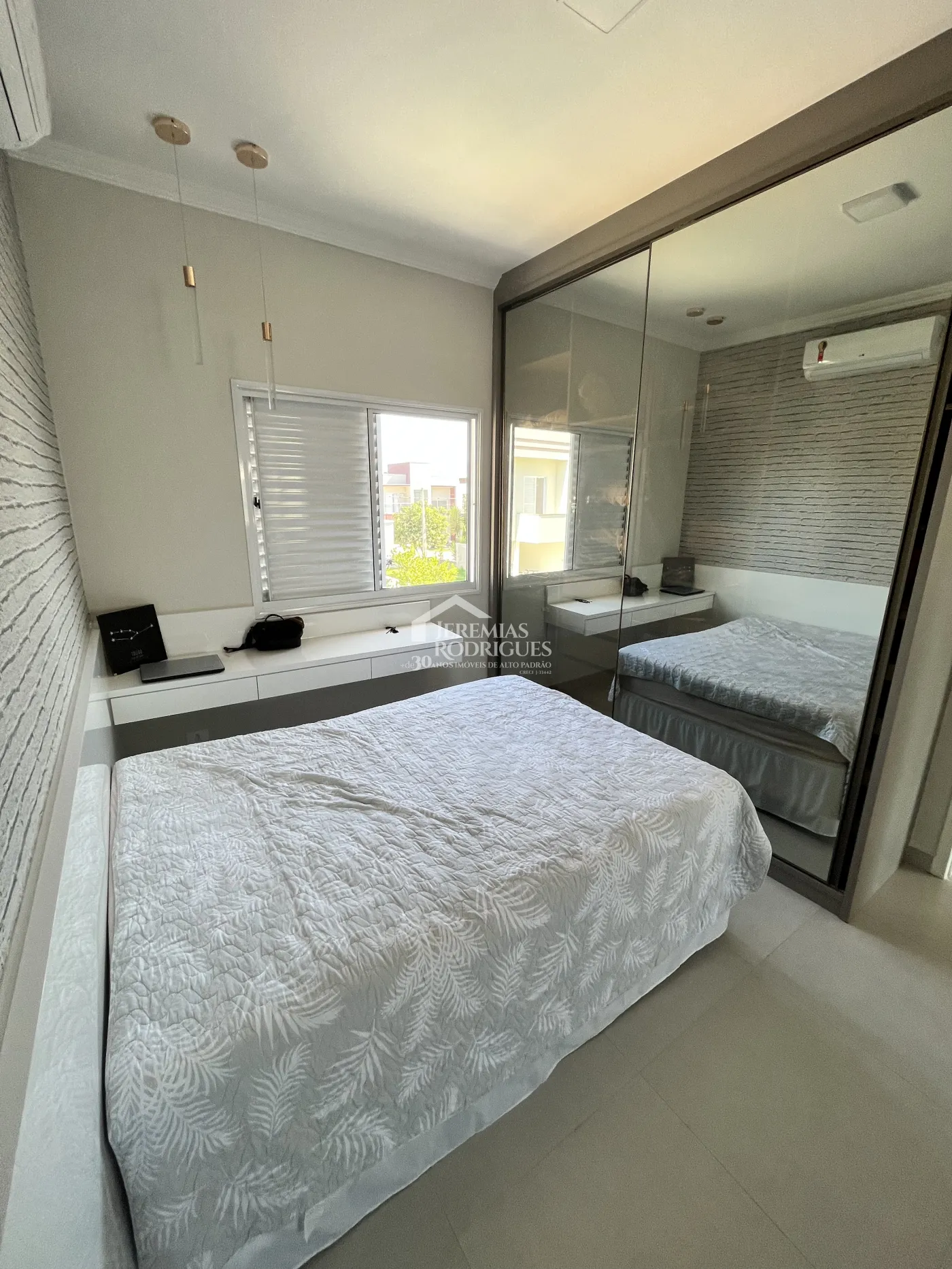 Casa assobradada à venda com 3 suítes no Condomínio Morada do Visconde em Tremembé /SP.