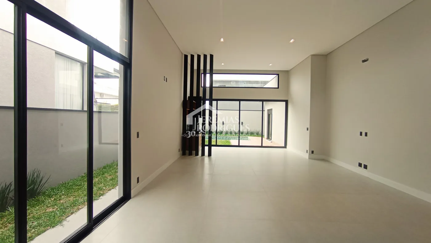 Casa à venda com 4 dormitórios no Condomínio Terras de San Marco em Taubaté/SP.