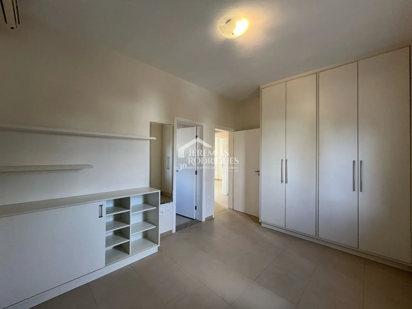 Casa à venda com 4 suítes no Condomínio Taubaté Village em Taubaté/SP.