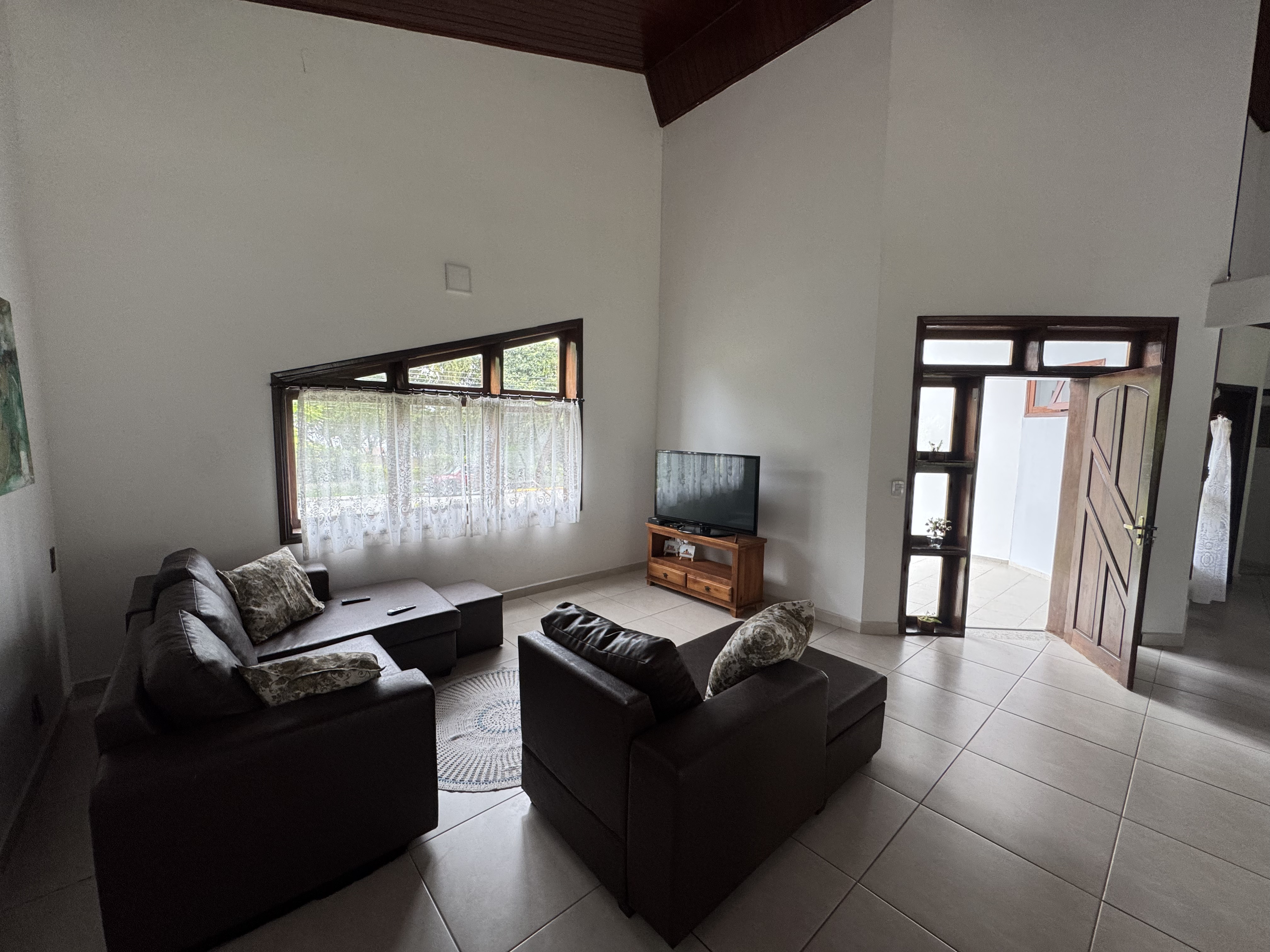 Casa à venda com 3 dormitórios no Condomínio Village Paineiras em Pindamonhangaba/SP.