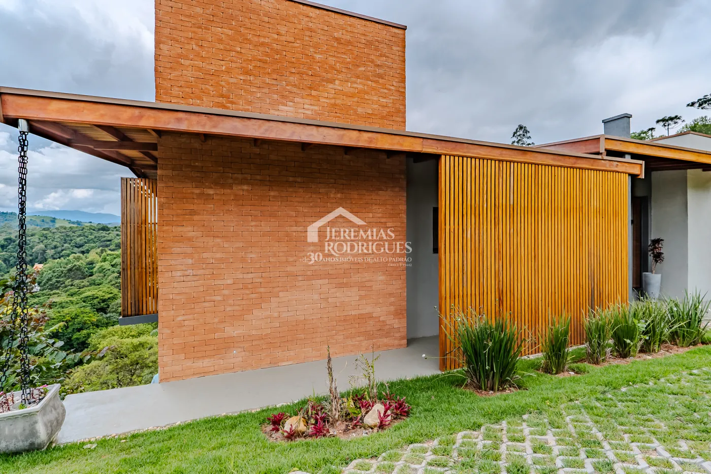 Casa à venda térrea com 2 suítes no Condomínio Parque da Mantiqueira em Santo Antônio do Pinhal/SP.