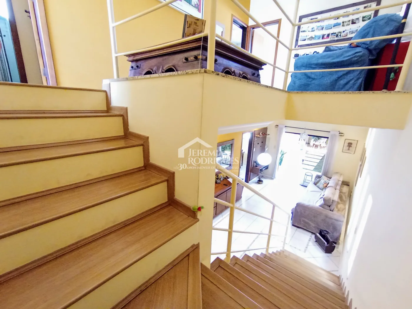 Casa assobradada à venda com 3 suítes no Condomínio Fortaleza em Taubaté/SP.