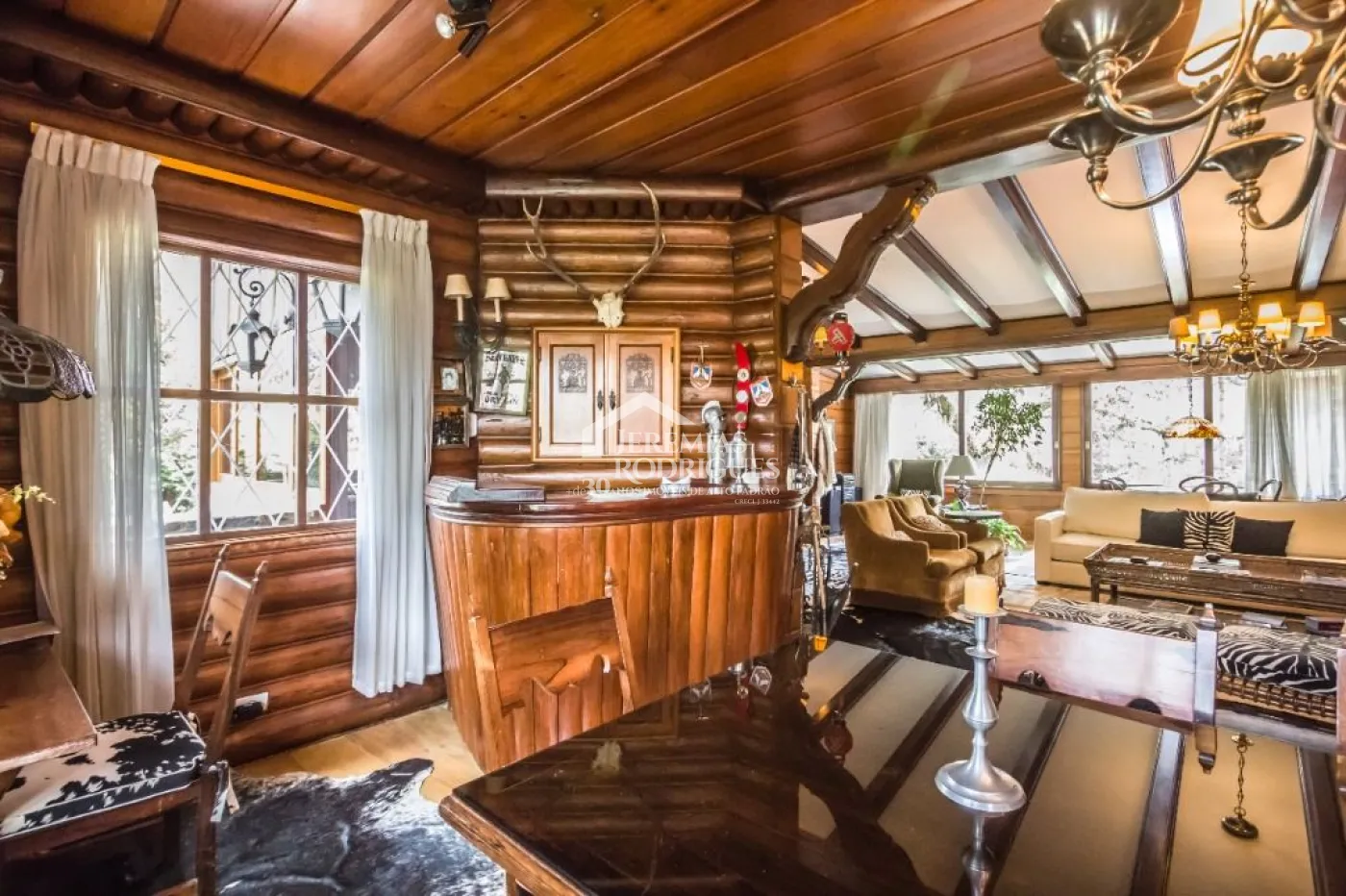 Casa à venda com 5 dormitórios no Jardim Embaixador em Campos do Jordão/SP