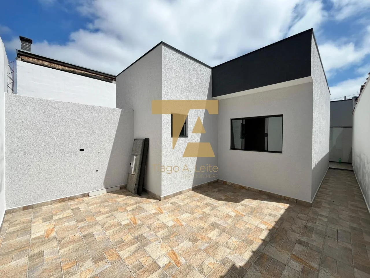 Casa à Venda no Bairro Mombaça – 2 Dormitórios (1 Suíte) e Quintal com Piso - foto 4