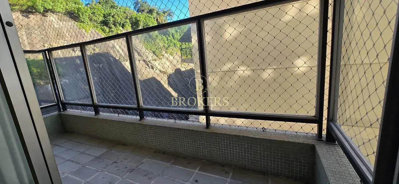 Apartamento à venda, Flamengo - Av Oswaldo Cruz - Varanda, quarto, cozinha e dependência completa -