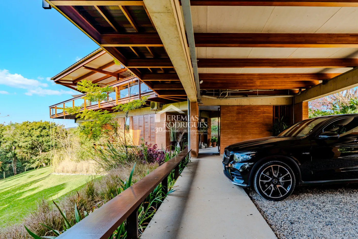 Mansão à venda com 4 suítes no Condomínio Parque da Mantiqueira em Santo Antônio do Pinhal/SP.