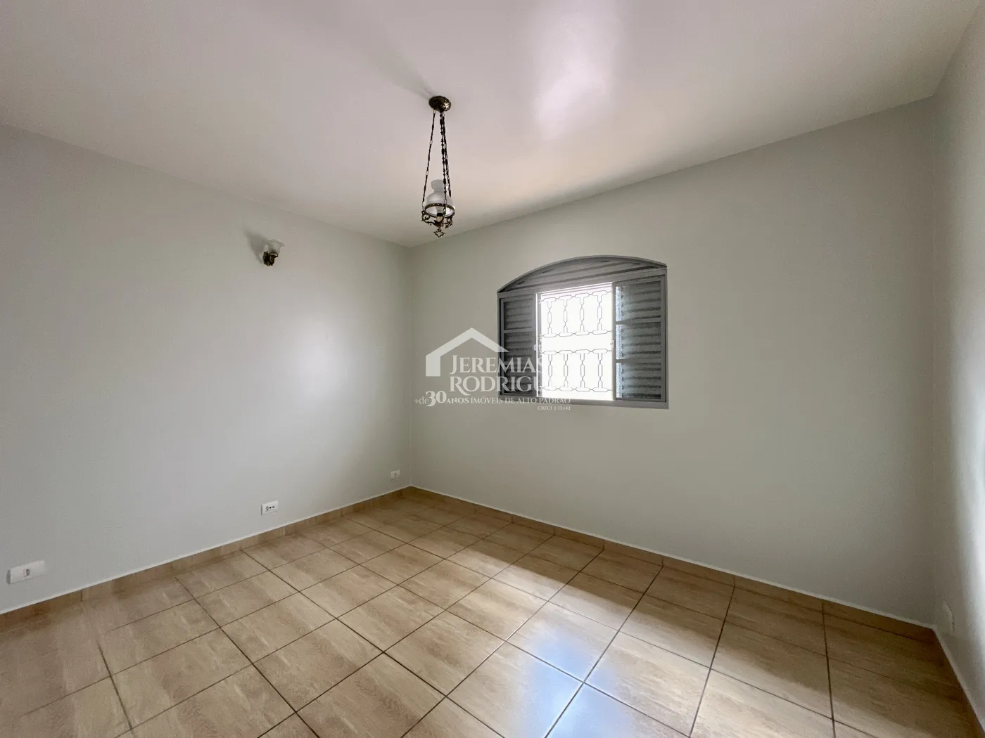 Casa para locação com 3 dormitórios no bairro Jardim Garcez em Taubaté/SP. 