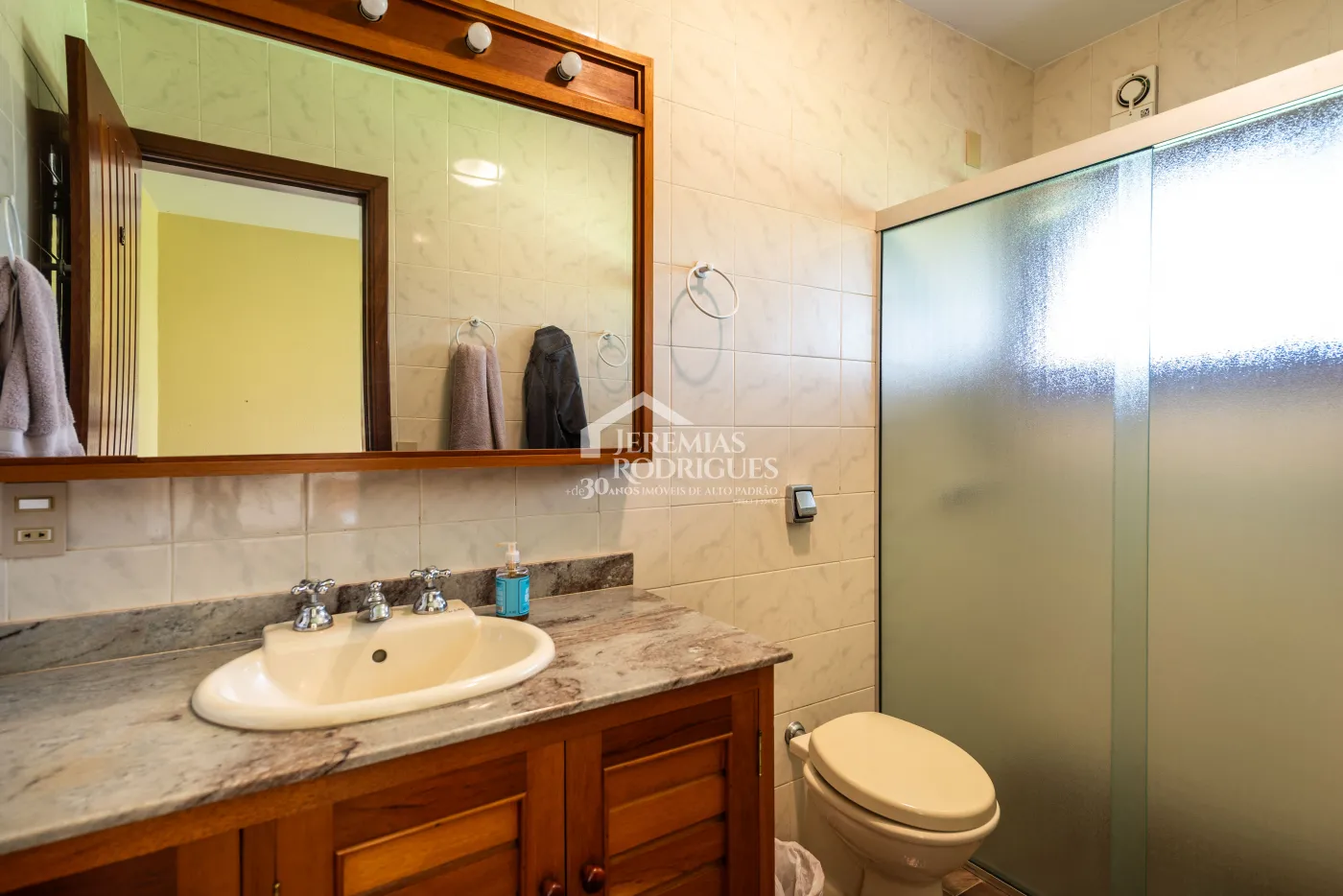 Sitio com 9 suítes, 2.600 m² - Piracaia/SP.