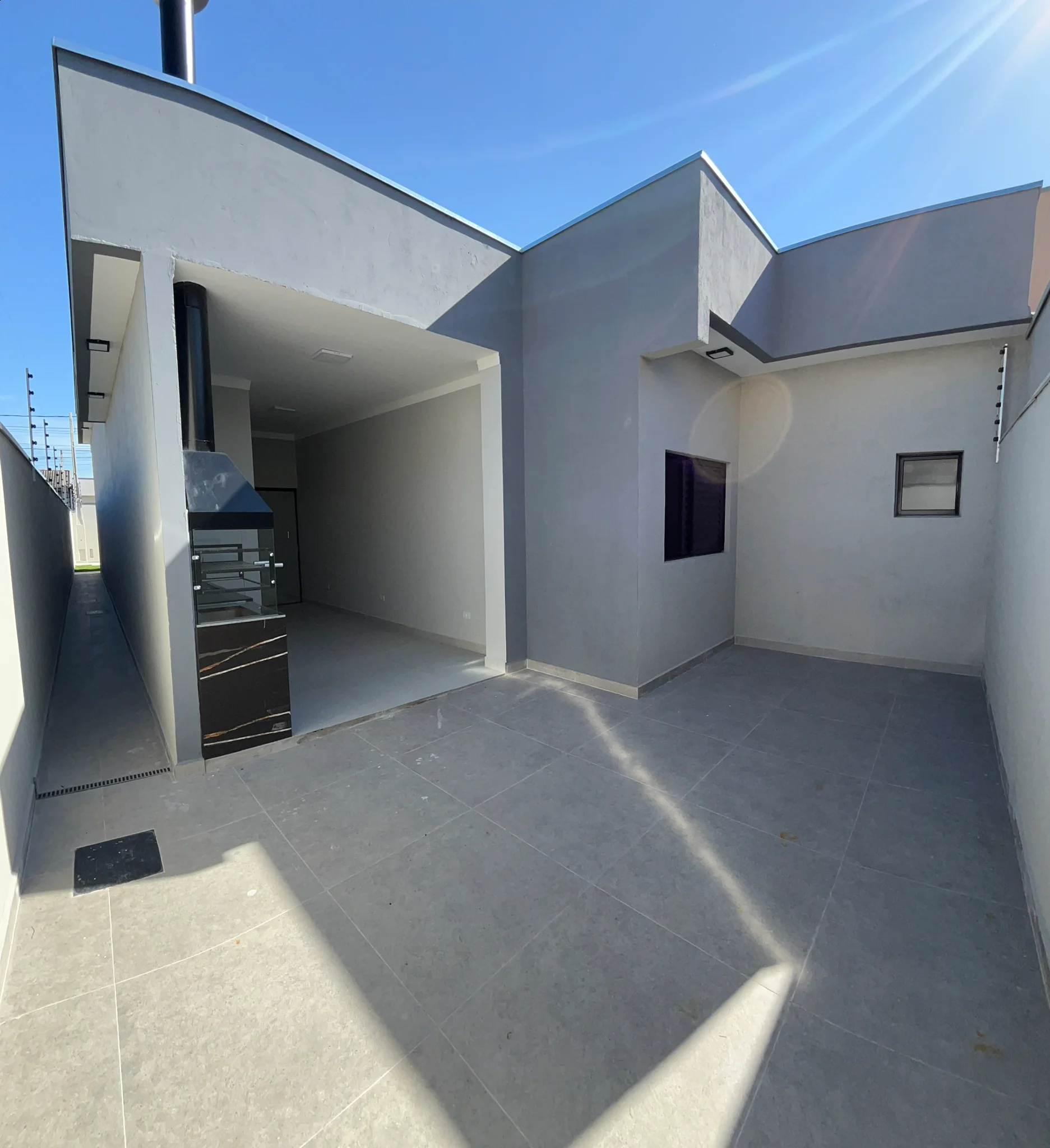 Casa com área gourmet e segurança completa à venda no Parque das Palmeiras – Pindamonhangaba/SP