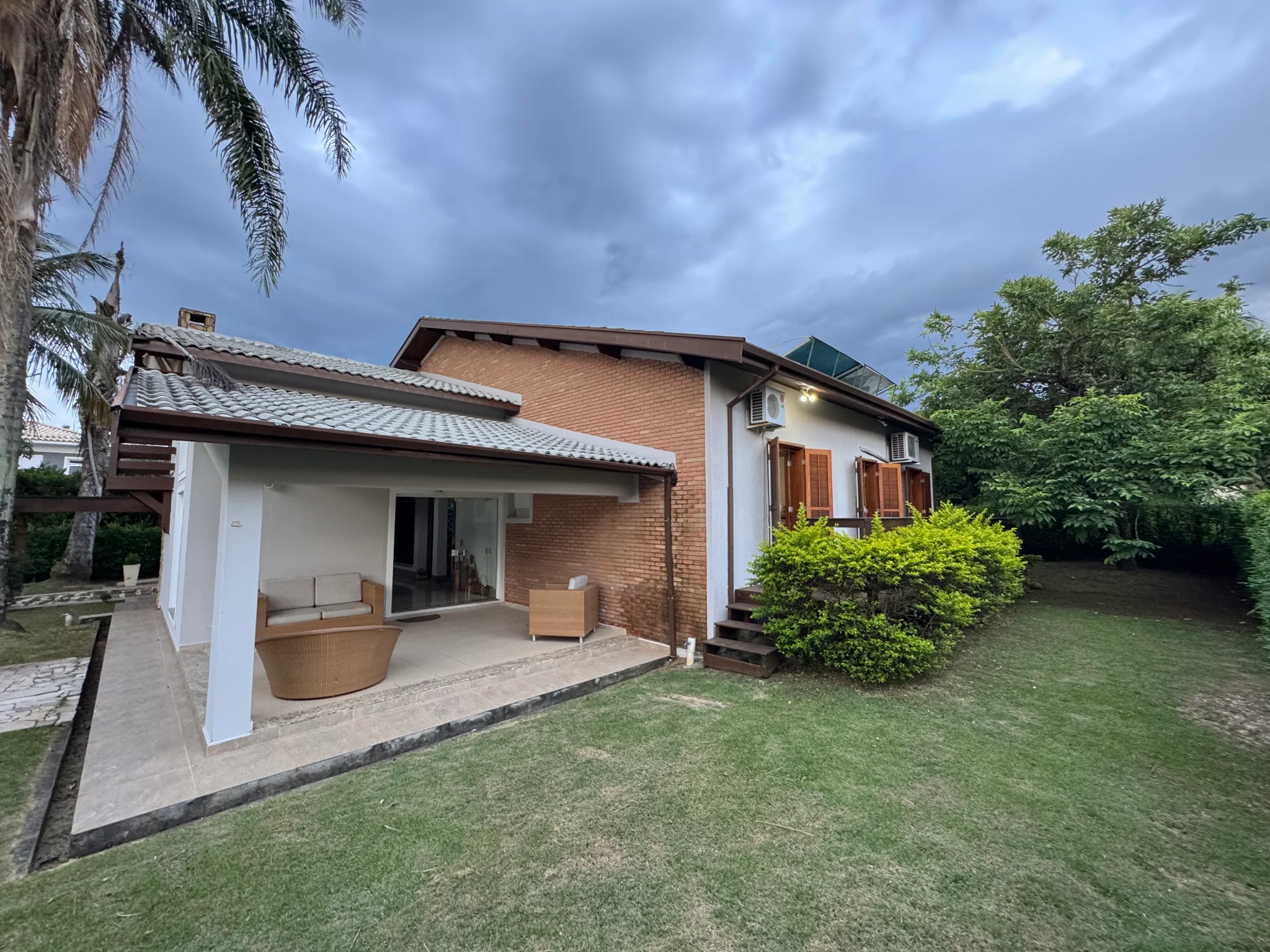 Casa à venda com 5 dormitórios no Condomínio Villlage Paineiras em Pindamonhangaba/SP. 