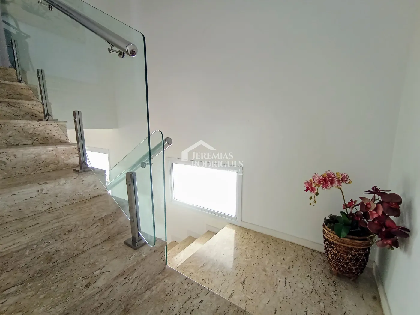 Casa assobradada com 3 suítes - Condomínio Jardim Oásis - Taubaté/SP.